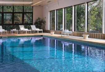 Iguaz   Grand Resort Spa & Casino has rooms with a private hot tub