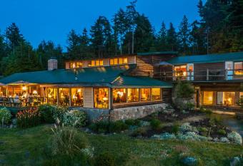 The Surf Lodge and Pub has Balcony rooms
