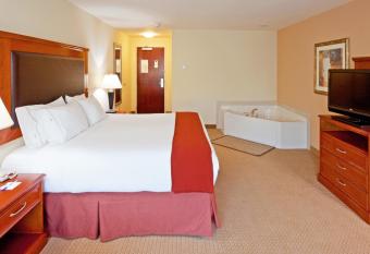 Holiday Inn Express & Suites Albany Airport Area - Latham By IHG has rooms with a private hot tub