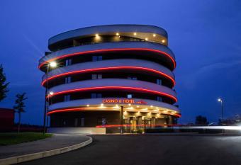 Mond, Resort & Entertainment has Balcony rooms