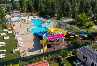 Dugny-Mobil home has rooms with a private hot tub