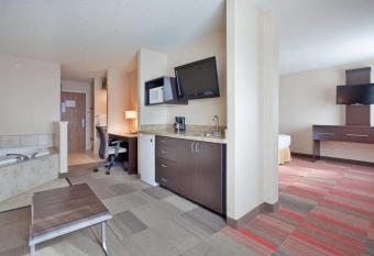 Holiday Inn Express Hotel & Suites Beatrice By IHG has rooms with a private hot tub