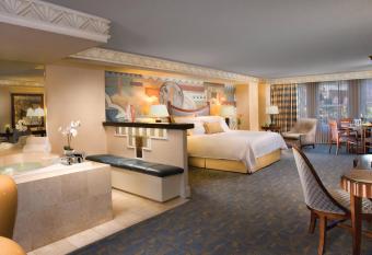 New York-New York Hotel & Casino has rooms with a private hot tub