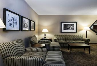 Holiday Inn Springdale/Fayetteville Area By IHG has rooms with a private hot tub