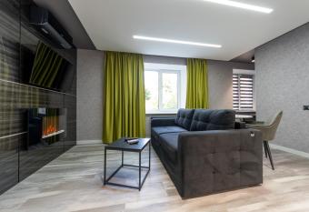 Luxrent Kreshatik Arenacity SkyBar has rooms with a private hot tub