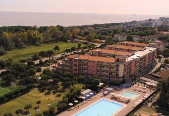 Aparthotel Costa Paradiso allows 18 year olds to book a room