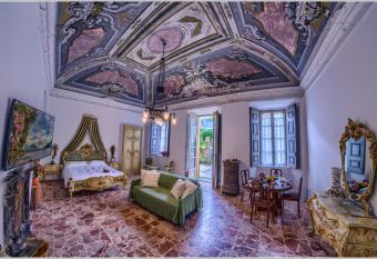 Villa Vinicia has rooms with a private hot tub