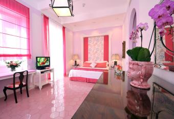 Boutique Hotel Don Alfonso 1890 has Balcony rooms