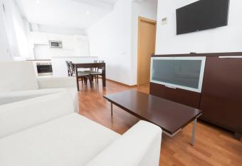 Domocenter Apartamentos Tur  sticos allows 18 year olds to book a room