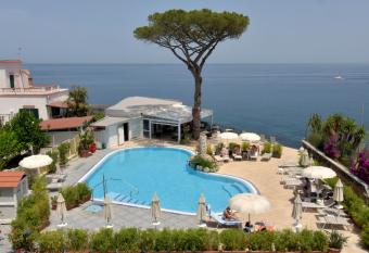 Hotel L Approdo allows 18 year olds to book a room