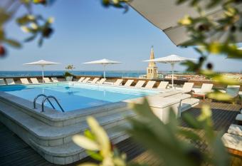 Hotel Fonzari has Balcony rooms