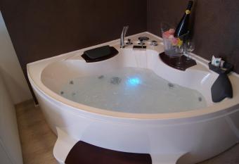 Hotel Residence Sanremo has rooms with a private hot tub