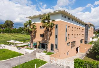 Ardeatina Park Hotel allows 18 year olds to book a room