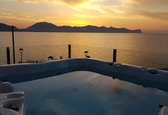 Marina Holiday & Spa has rooms with a private hot tub