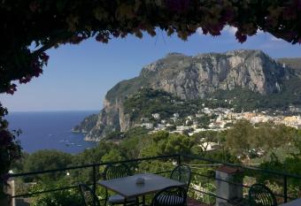 La Reginella Capri has Balcony rooms