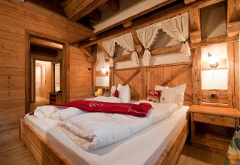 Hotel Gianna has rooms with a private hot tub