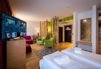 Boutique Exclusive B&B has rooms with a private hot tub