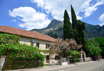 House 561 has Balcony rooms