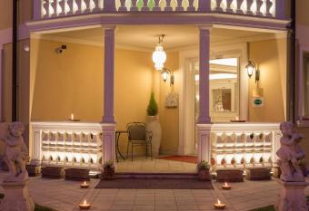 Hotel Doge allows 18 year olds to book a room