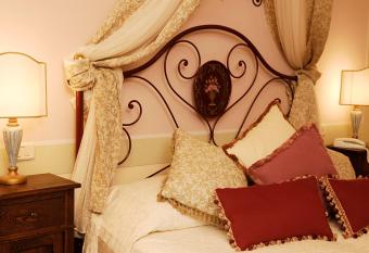 Locanda Del Molino has rooms with a private hot tub