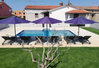 Holiday Home Victoria has rooms with a private hot tub