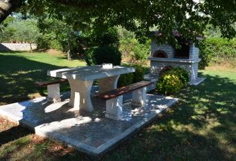 Apartment Poesia has rooms with a private hot tub