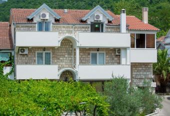 Apartmani Krgu  i   has Balcony rooms