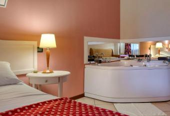 Primotel Brescia has rooms with a private hot tub