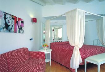 Hotel Fiera Di Brescia has rooms with a private hot tub