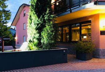 Hotel Motel Europa allows 18 year olds to book a room