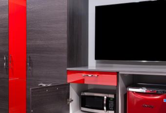 Astro Pasadena Hotel has rooms with a private hot tub