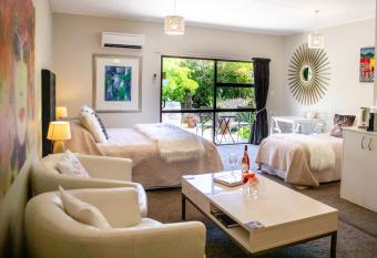 Swan House has Balcony rooms