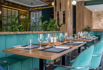 Hotel Omni has Smoking rooms