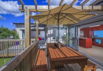 Dream Inn has rooms with a private hot tub