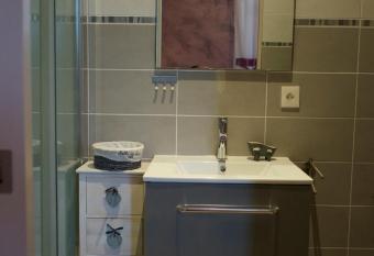 Chez Augustin has rooms with a private hot tub