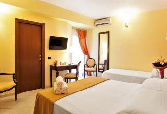 Hotel Tuscolana has rooms with a private hot tub