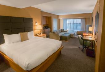 DoubleTree by Hilton Hotel Niagara Falls New York has rooms with a private hot tub