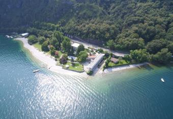 Hotel Nautilus allows 18 year olds to book a room