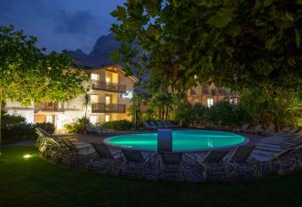 4 Limoni Apartment Resort allows 18 year olds to book a room