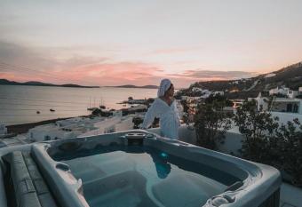 Mykonos Moussa has rooms with a private hot tub