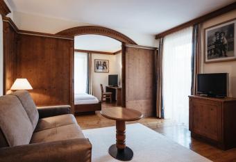 Kristallhotel Corona-Krone has rooms with a private hot tub