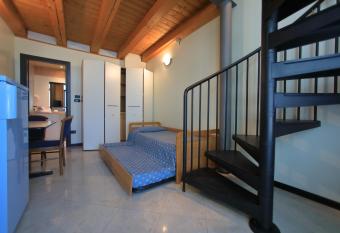 Hotel Eden has rooms with a private hot tub