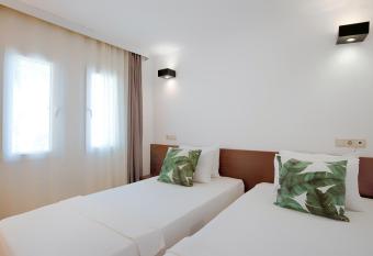 Manastir Hotel & Suites has rooms with a private hot tub