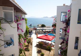 One More Day Hotel has Balcony rooms