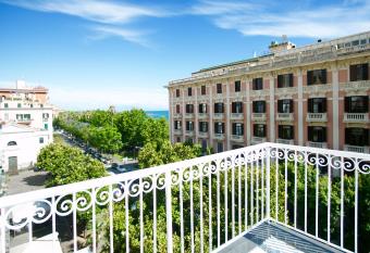 B&B Divina Salerno has Balcony rooms