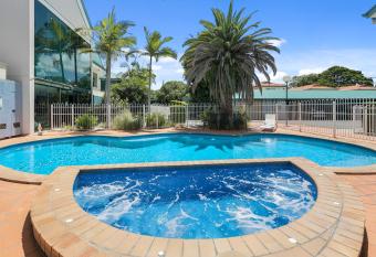 Comfort Hotel Pacific Cleveland allows 18 year olds to book a room