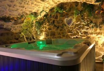 Chez Marinou allows 18 year olds to book a room