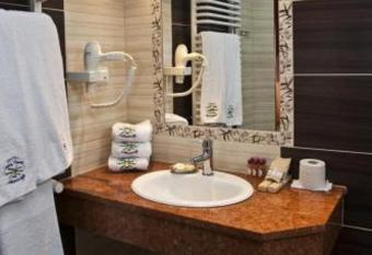 Skalny Dworek has rooms with a private hot tub