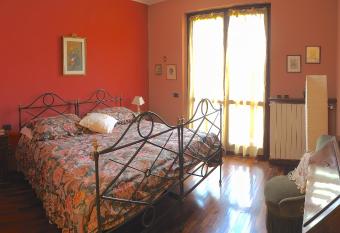 Ca  Rosa Bed & Breakfast has rooms with a private hot tub