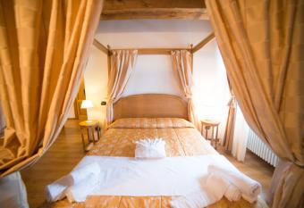 Abetone e Piramidi Resort has rooms with a private hot tub